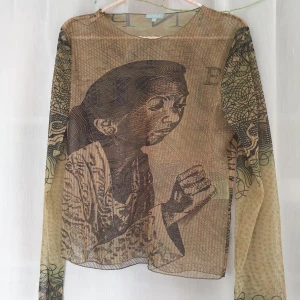 Mönstrat tröja  - En ganska genomskinlig mönstrad tröja från secondhand 