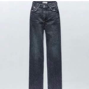 Säljer mina gråa/svarta jeans från Zara. Använda några gånger men relativt nya. Det är den fulla längden alltså inte avklippta. Köparen står för frakten 💖