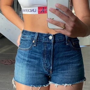 Shorts från Levis - Shorts från Levis i mycket bra skick! Vet inte vilken Stolek det är men jag brukar vanligtvis ha 36 i jeans och 26-27 i midjan å dom passar bra!☺️