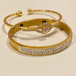 Oanvända guldiga armband med glittriga stenar. 