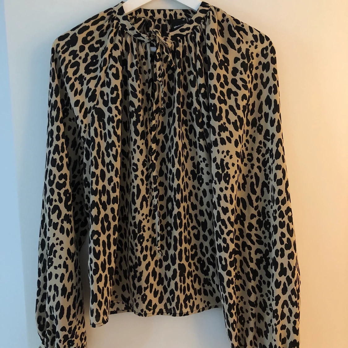 Leoblus från Ginatricot storlek 38