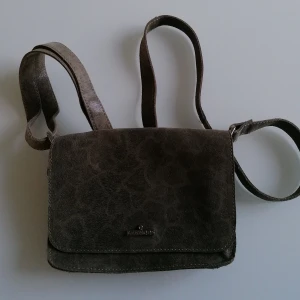 Väska  - Ny mocka väska 200kr +frakt 