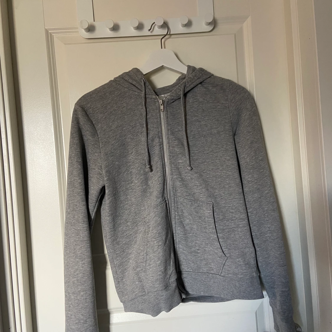 Grå zip tröja strl s 