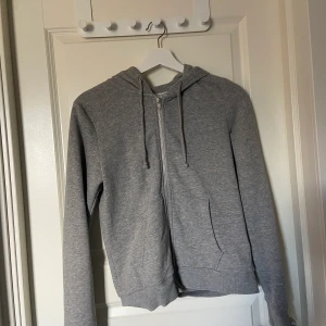 Grå zip tröja strl s  - Fint i tyget och inga fläckar.