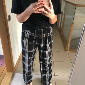 Rutiga byxor  - Rutiga balla byxor från Lindex, sköna och sitter bra. Bra skick