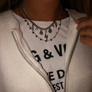 HALSBAND  - Kedjehalsband av tjockare kedja, rostfritt stål! Kontakta mig vid köp. Kostar 139kr (inkl frakt) ☺️ Min Instagram är @alvas.z  (de andra halsbanden på bilden finns också till salu) 