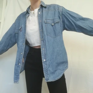 Levi's jeansskjorta stl M - Levi's jeansskjorta i storlek M. Mycket gott skick. Sparsamt använd. Unisex. Frakt tillkommer. Hör av dig om du har några frågor. 