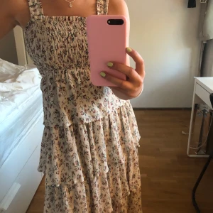 Klänning, Frida Tordhag - En så fin klänning från Frida Tordhags kollektion som tyvärr inte kommer till användning. Endast använd två gånger. Storlek 32, men passar även 34,36. Frakt 60kr