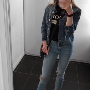 Blåa jeans  - Ljusblåa jeans från Ginatricot. 50kr+ frakt, först i kvarn eller högsta bud. 