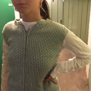 Topp med dragkedja! - Skitsnygg topp med dragkedja som går att ha åt båda hållen om man vill ha den bak. Tröjan är köpt secondhand i London och är väldigt snygg på vintern med någonting under. Kan mötas upp i Örebro eller frakta. BUDA nedan eller skriv ett meddelande🤩🧚🏼‍♀️