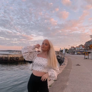 Söt topp från NAKD - Söt långarmad topp från NaKd! Lite magtröja! Super söt och matchar till vad som helst! Kan självklart skicka fler bilder om de behovs 🤍🤍 använd ett fåtal gånger! Storlek 32 men passar på mig som vanligtvis har 34!! Stretchiga runt överkroppen;)✨