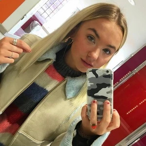 Fluffig vinterjacka!  - Ljusblå fluffig vinterjacka från Second Hand shopping i Paris. Jättevarm, skön och snygg både öppen som stängd. Storlek Small/Xsmall. Jackan kan hämtas upp i Örebro eller fraktas. Skriv meddelande/ BUDA i kommentarerna. Kramiz🥰🥰