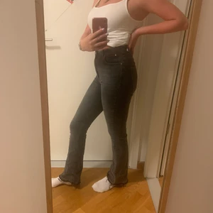 Gråa bootcutjeans - Skiiitsnygga bootcut jeans med ruffig kant längst ned i en perfekt grå färg från Gina Tricot. Strl är M men skulle säga att den är mer åt S hållet. Superstretchigt tyg. Pris exkl frakt