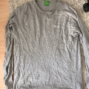 Hugo boss sweatshirt Size M - Den är använd lite grann men inte mycket då den snabbt blev för liten. Finns inga tecken på slitage eller något sånt. Köpare står för frakt