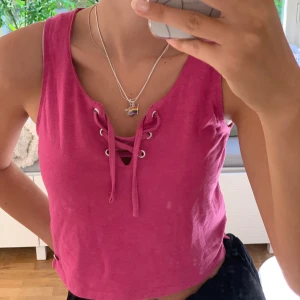 Rosa topp  - Söljer denna fina topp med rosa band längst upp då den inte kommer till användning. Skulle säga att den passar en xs/s bäst. 