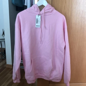 Rosa oversized hoodie - Helt oanvänd hoodie och är för stor för mig, de är en storlek S men är då oversized ( frakt ingår ej) för bättre bilder kom privat💞