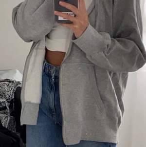 Superfin grå hoodie som jag köpte av tjej här på plick, dock är den lite för lång för mig (är 160) så säljer den vidare till någon som passar i den bättre längdmässigt☺️ köpare står för frakt!;) BUDA I KOMMENTARERNA!!! AVSLUTAS IDAG FREDAG 22.00