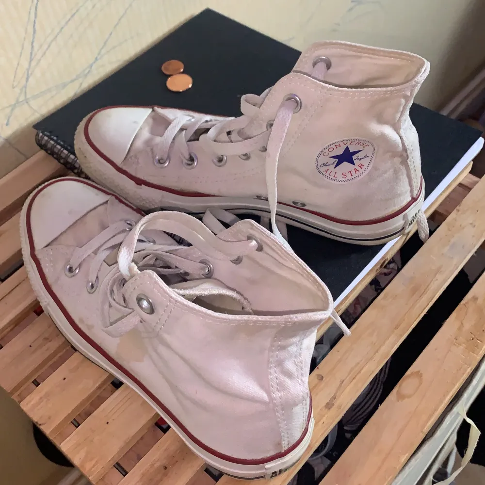 Säljer mina gamla Converse skor nu pågrund av att de inte passar längre:( skorna har några fläckar runt sig men kan nog gå bort om man tvättar dom! Köparen står för frakt 🤍🤍 pris kan diskuteras!. Skor.