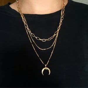 Halsband i guld  - Guldigt halsband med tre olika kedjor som sitter tillsammans! 