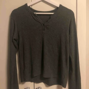  - Mörkgrå croppad ”farfarströja” strl S i supermjukt material 🖤 Troligen från bikbok (avklippt lapp). Använd ett fåtal gånger 