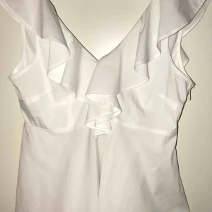  - Jag säljer en  blus från forever 21. Eftersom inte forever 21 finns längre går den här inte få tag på längre.  Köpt för 299:- Den är i ett jätte fint skick.  Bud från: 50 kr Storlek: Small Lägg ett bud om du är intresserad eller har några funderingar.