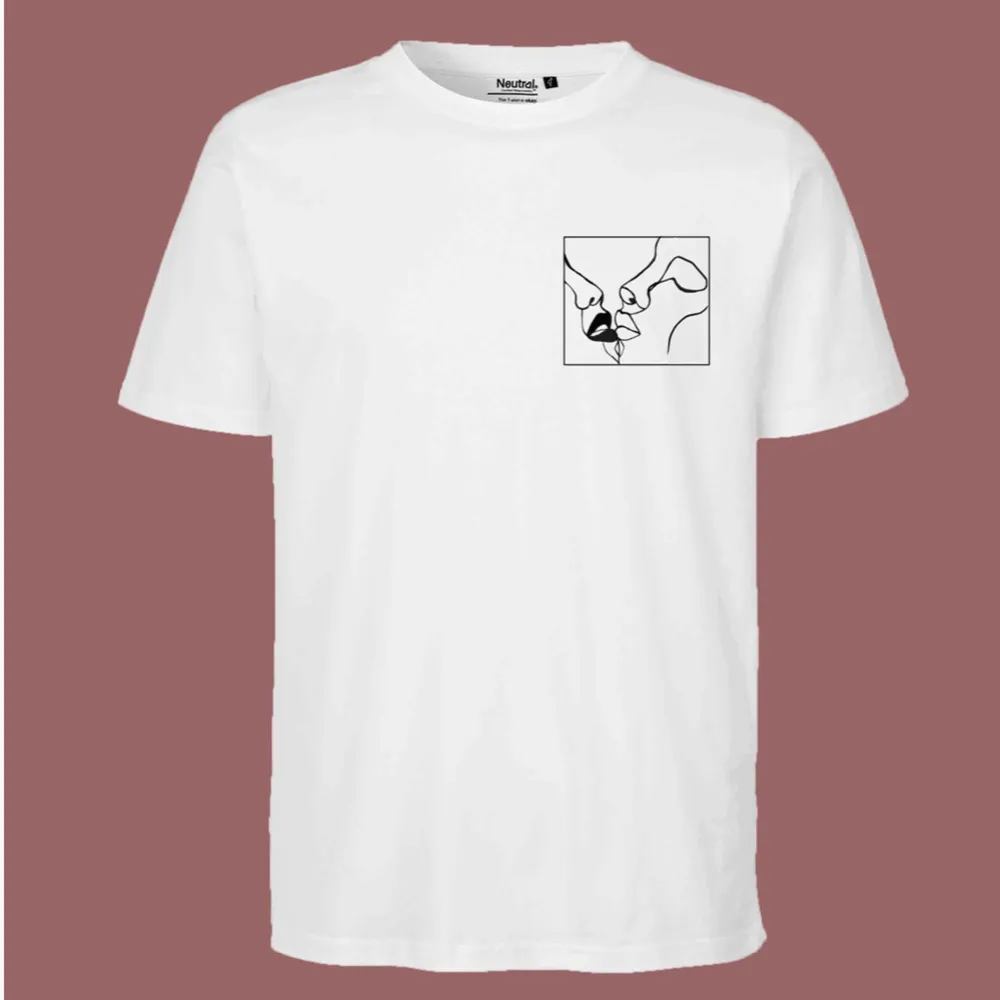 HELT NY T-shirt ur vår kollektion FORM. En enkel vit t-shirt med helt unikt tryck, som du kan stylea hur som helst! . T-shirts.