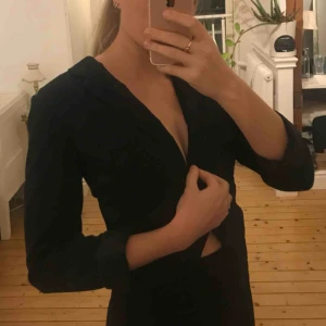  - Snygg kavaj i kortare modell i mycket fint skick