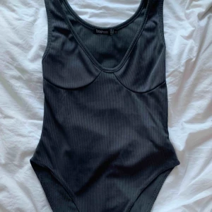  - Body från Boohoo. Mörkgrå.  Säljes pga för liten.   Frakt ingår inte i priset. Kan hämtas i Stockholm. 