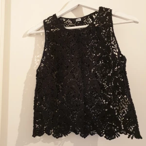  - Top från BikBok. Använda fåtal gånger. Frakt tillkommer! 