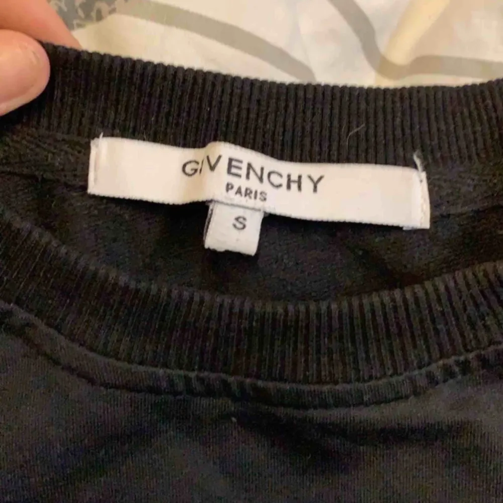 Fin Givenchy tröja vet inte hur många ggr den är använd men väldigt fin. Storlek S Super fin och priset kan diskuteras . Hoodies.