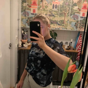  - Genomskinlig blå tröja med tryck! Från Urban outfitters 