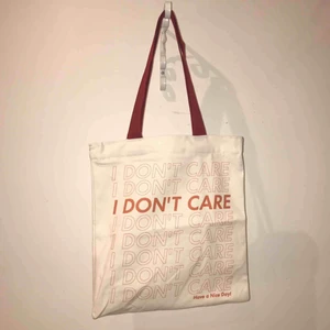  - Tygkassarna finns i 8 olika tryck. Gratis frakt i hela landet. 1 för 149kr. 2 för 249kr. 3 för 299kr. Har dragkedja och ett innerfack med dragkedja. Skicka ett meddelande för att köpa. Betalning sker via swish ❤️🧡💛💚💙💜💗❤️🧡💛💚💙💜💓❤️🧡💛💚💙💜💓