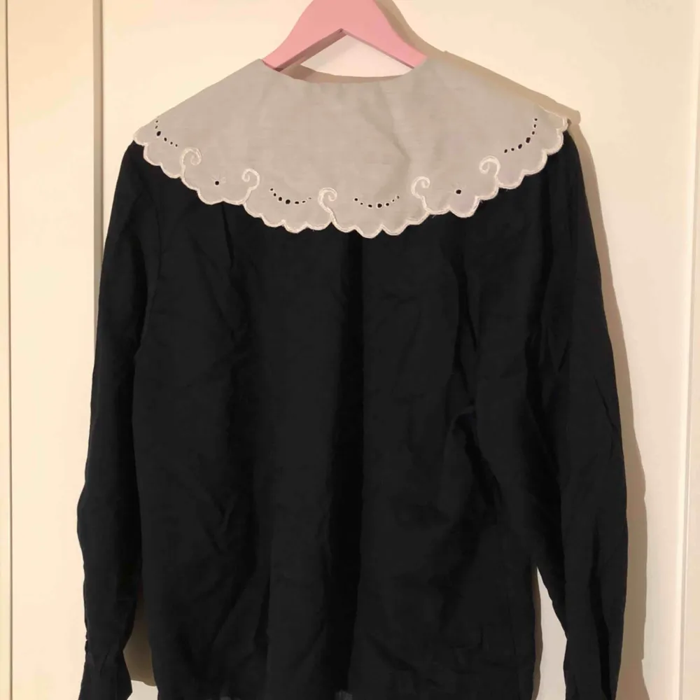 En svart vintage skjorta i mjukt material med en vit krage, gjord i Bulgarien. Inga lösa trådar eller lösa knappar. (Inte inklusive frakt, det står köparen för!). Skjortor.