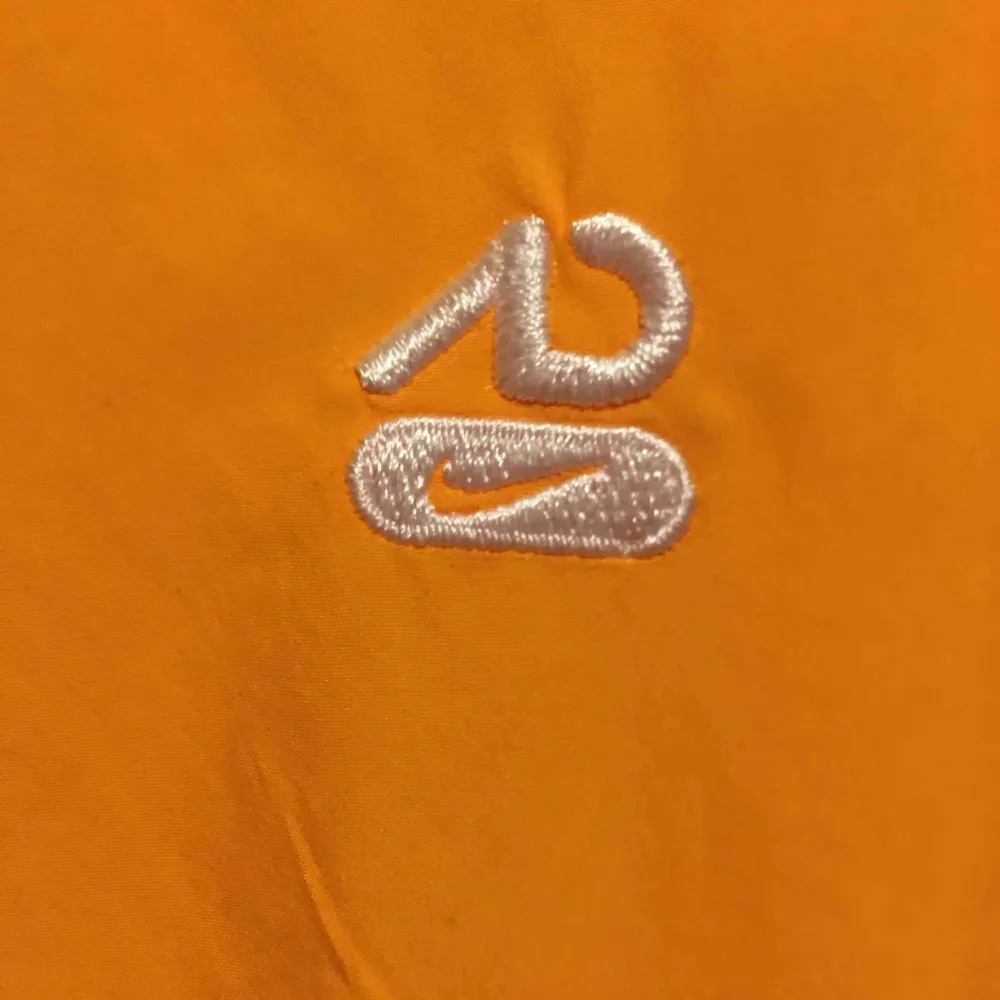 En tunn Nike performance vindjacka i gul, vit och orange colorblock. Riktigt snygg och trendig, nyskick. Köpare betalar frakt på ca 40.. Jackor.