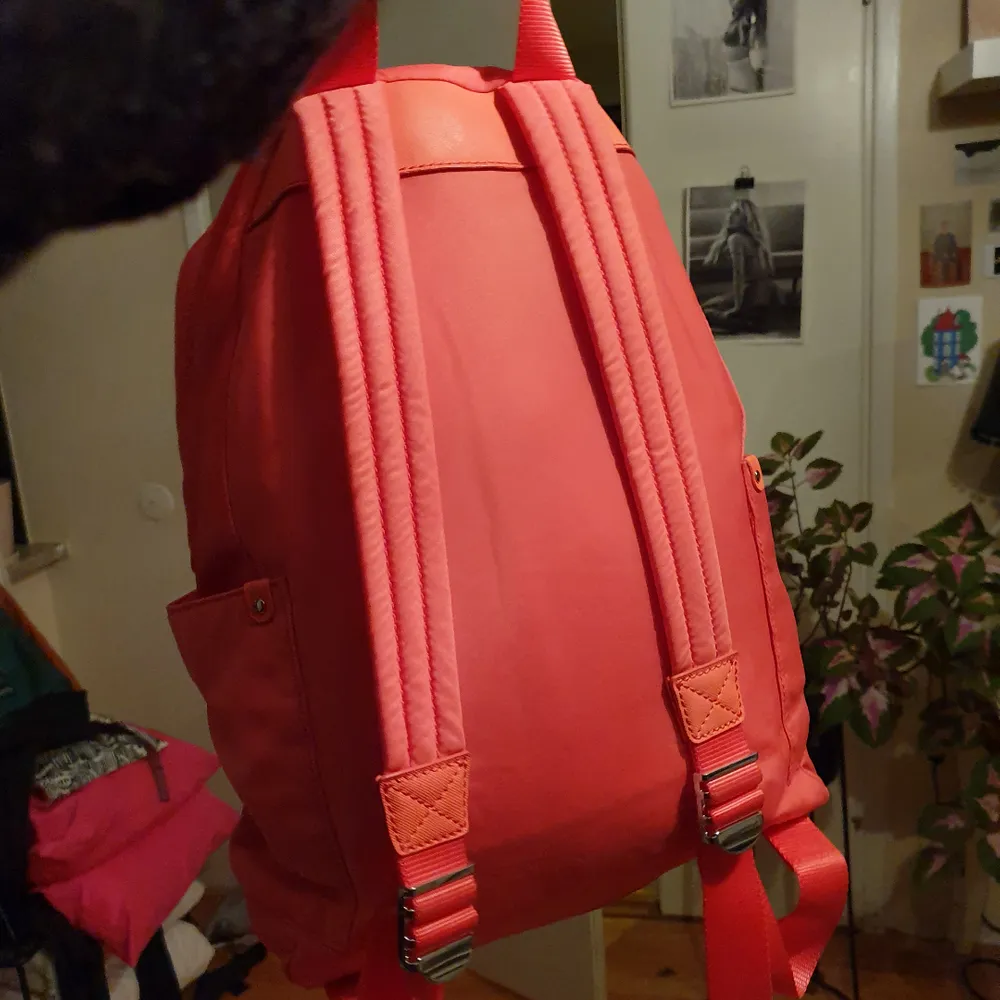 Jättesnygg ryggsäck från Marc Jacobs som tyvärr inte är min stil. Kommer med en liten korthållare som går att ta bort.. Väskor.