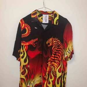  - Skjorta med eldtryck kan postas ✨🔥