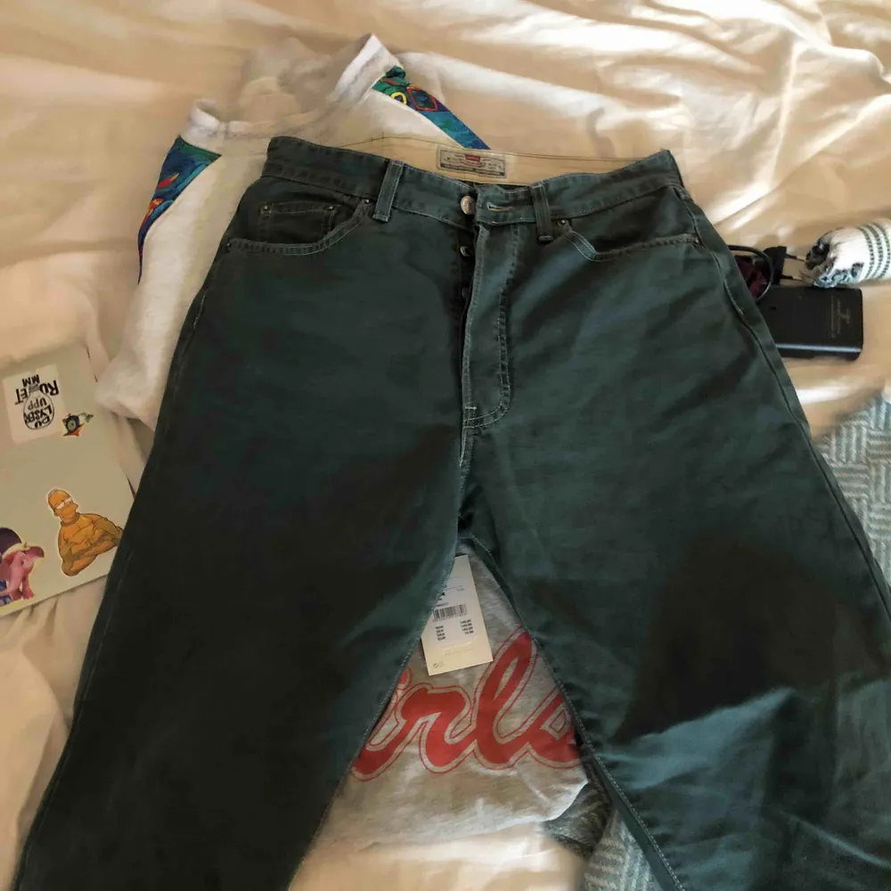 coola levis jeans i en blågrön färg, sitter lite baggy på, jag har S o kan använda dom med skärp så sitter nog perfekt på en M!  💞🌈❤️. Jeans & Byxor.
