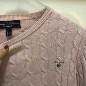  - Säljer min ljusrosa gant tröja. Storlek S. Nypris 1300kr men säljer för 200, använd fåtal gånger 