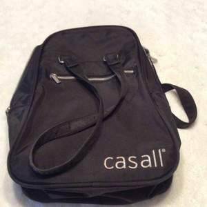 Casall tränings väska,stängs med två dragkedjor eller en, en metall bit lossnat från gragkedjan ,påverkar inte dragkedje funktion.