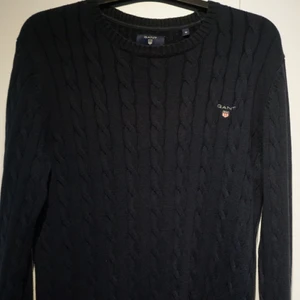  - Marinblå stickad tröja från Gant, välanvänd men i okej skick. Inga skador eller liknande men är som sagt använd.