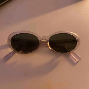  - Ascoola solglasögon med genomskinliga bågar och färgat glas. Säljer då de inte kommit till användning tyvärr. Hör av dig vid eventuella frågor!