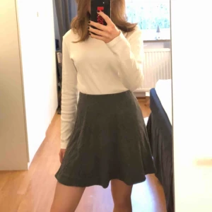  - Gullig grå kjol från Cubus. Den är i bra skick då den inte alls är använd mycket. På tredje bilden ser ni materialet på kjolen. Köparen står för frakt. 