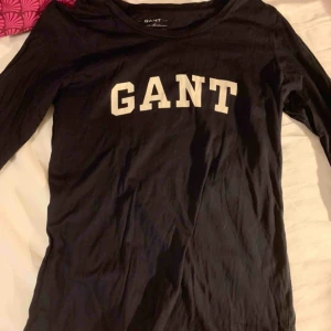  - Fin marinblå GANT tröja me långa armar. Jättefint basic plagg till salu. Ordinarie pris 599kr så du får buda!:)