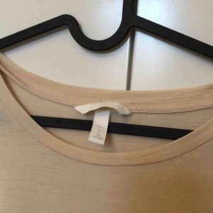  - Superfin t-shirt, använd fåtal gånger. Slitsar i ärmarna. Frakt tillkommer.