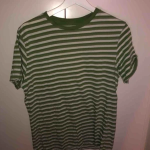 - Enkel grönvit-randig T-shirt köpt på secondhand men har tyvärr inte kommit till användning🥰