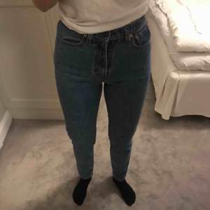 Jättesnygga raka jeans inköpta på Beyond Retro från märket Jordache. Använda 3 gånger, i väldigt bra skick. Säljer pga använder ej. Fraktar eller möts upp i Stockholm