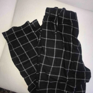  - Snygga pyjamasbyxor från hm, storlek S! Slutsålda, raka i modellen💕