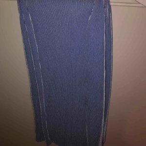  - Blå-glansiga vida byxor, luftiga och perfekta till sommaren😍. Oanvända och nyköpta från monki🤩