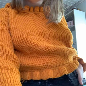  - Stickad tröja från Glamorous som funkar som både vanligt och off-shoulder. Sömmen har gått upp lite i en söm men det syns inte när man har tröjan på sig. Fri frakt.