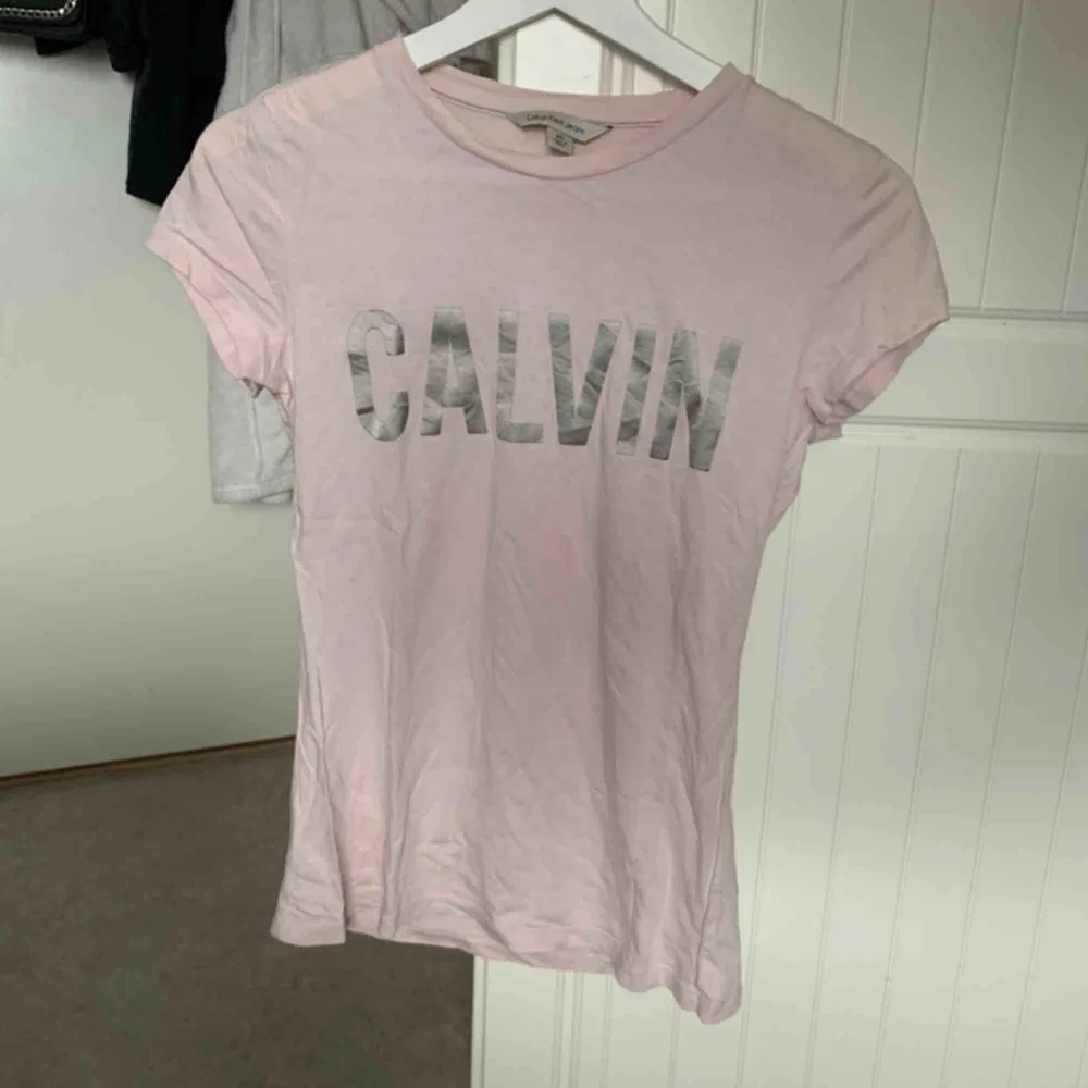 Rosa t-shirt från Calvin Klein, köpt i New York, använd en gång.. T-shirts.